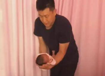 宝宝|还是不要给这几类人抱，别等吃了亏才知道懊悔新生宝宝刚出产房