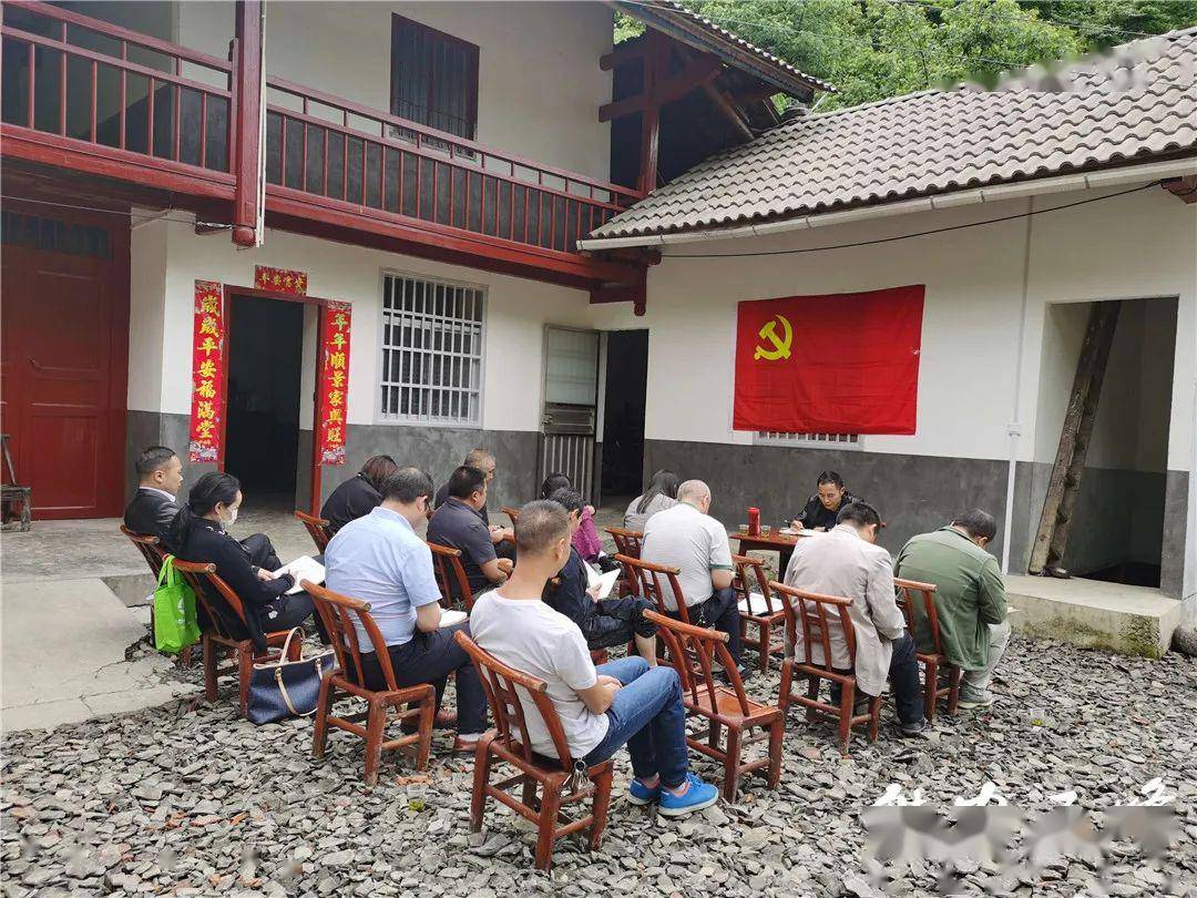 "主题党日"开到脱贫户家里_刘友超