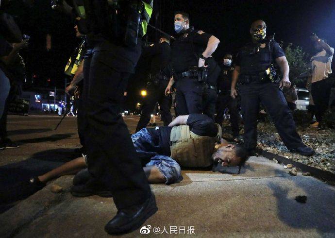 涉事白人警察被控“过失杀人”,数十个美国城市爆发示威