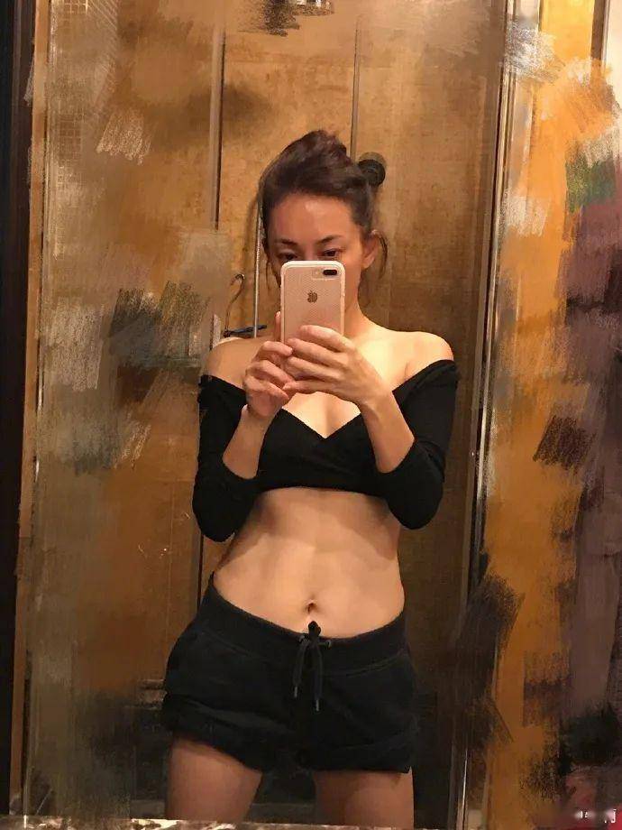 郭冬临@45岁牛莉晒自拍大秀马甲线, 身材惹火, 网友: 这还是郭冬临媳妇吗?,