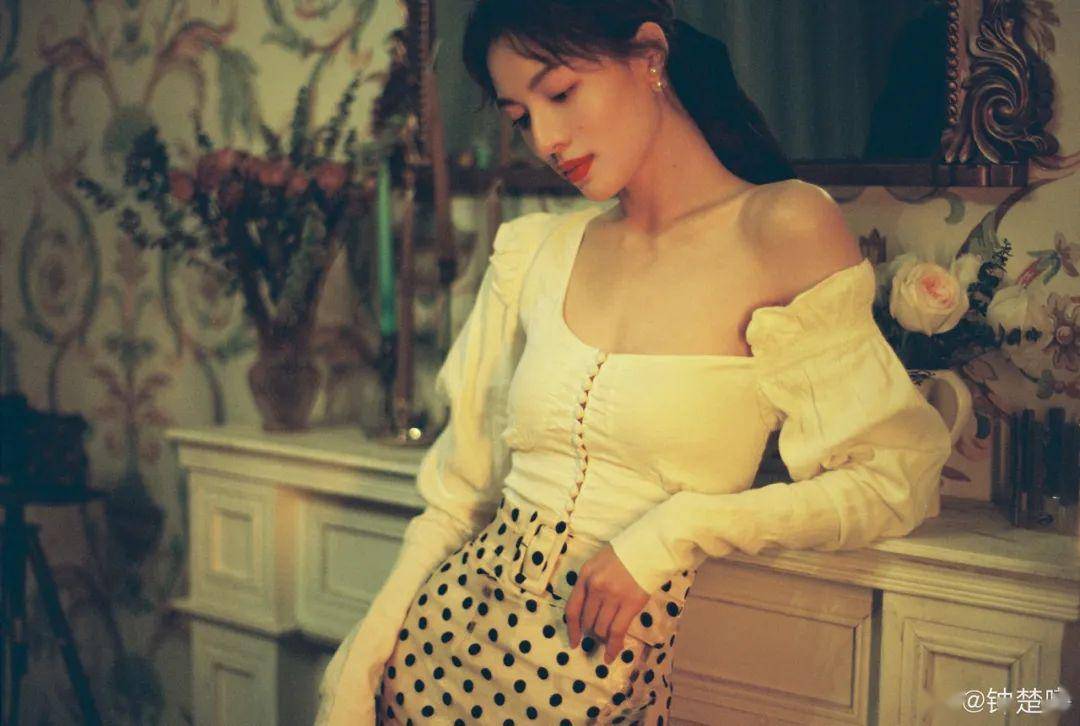 线条显瘦时髦巨好看!一秒入夏不会穿?穿方领