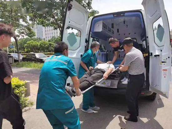 郑州一老人晕倒街头无人管，医生上演教科书式救援
