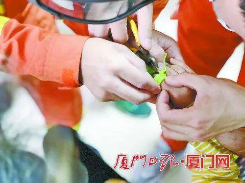 玩具|竟是玩具惹的祸！消防员现场巧妙救援→家长警惕！同安小女孩手指被卡