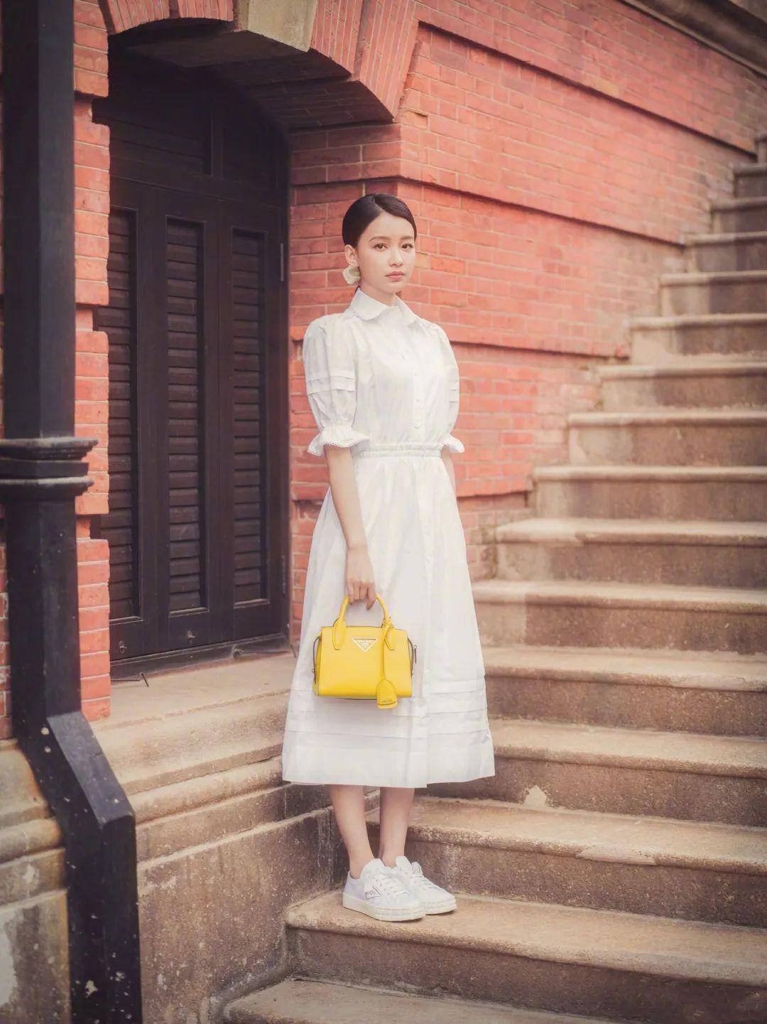 裘皮大衣穿搭街拍图片_明星穿搭街拍_街拍美女穿搭夏季牛仔裤