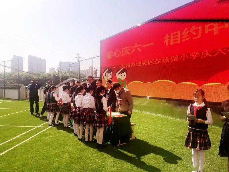 5月29日盐场路街道人大工委组织七名市,区人大代表,到盐场堡小学进行