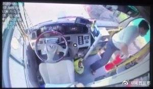 路遇修车行起火　公交司机提着灭火器下车扑救