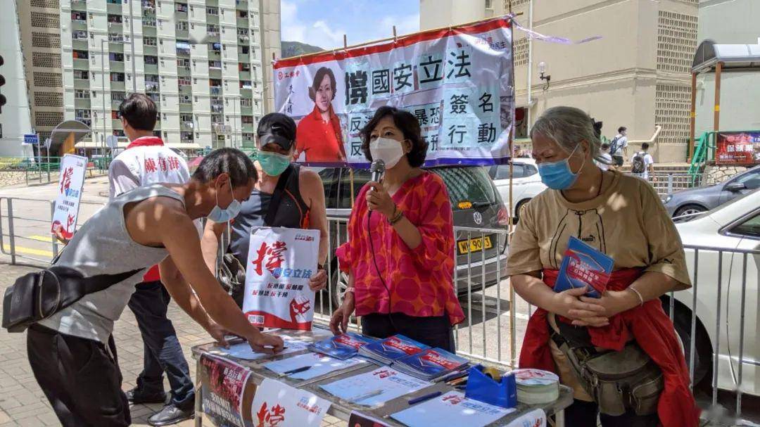 工联会香港立法会议员麦美娟在屯门大兴邨