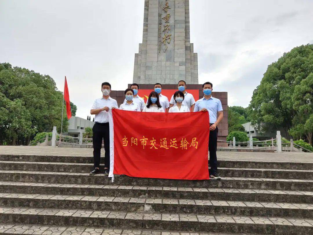 瞻仰烈士陵园 重温革命精神