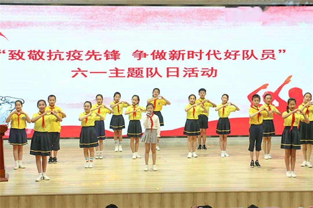 六一期间,日照市各大地标性建筑高楼灯光秀展示六一少先队标语,户外