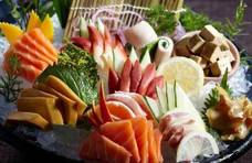 日本“最丧心病狂”料理，将鱼肉剔掉做生鱼片，边吃边看鱼骨游泳