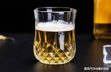 啤酒瓶上的8°P是什么意思，1杯白酒换1瓶啤酒，这样对比公平吗？