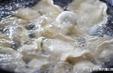 煮速冻饺子，水开下锅是大忌！牢记这3点，饺子鲜嫩还不破皮