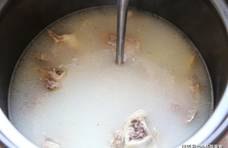 冬天“炖骨头汤”2种调料不能放，很多人做错了，难怪汤不鲜不白