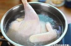 鸡肉焯水时，很多人“水”放错了，汤腥味大难喝鸡肉老又柴还塞牙