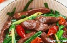 美食推荐：韭香猪血、蘑菇片炒牛肉、黑椒茄盒、鸡蛋菌菇豆腐汤