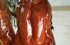 脆皮烧鸭的制作，长时间保持低火苗烧制的烧鸭不够香！