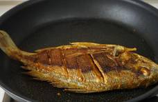 煎鱼别直接下油锅，多加这一步，不破皮不粘锅，鲜香味美