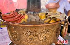 西宁湟中区“暖锅美食节”开幕 1.2吨铜锅煮肉