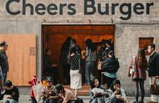 上海的马路牙子，坐满吃“天价”汉堡的年轻人：漫天的网红店，是社交密码还是智商税？