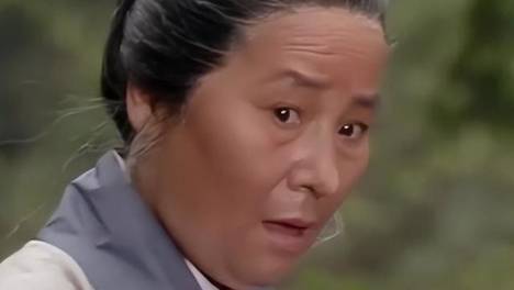 六小龄童晒旧照缅怀刘惠明，年轻时撞脸林青霞，曾饰演白骨精老妪