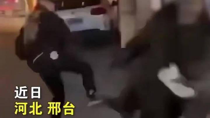 3名年轻人当街飞踹老汉,是故意的吗?