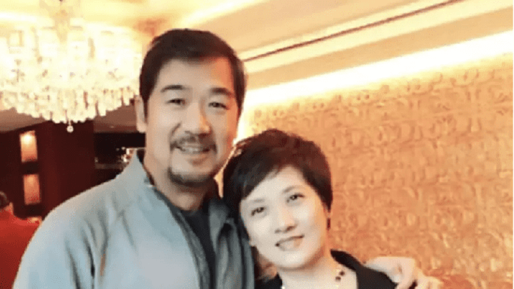 洋酒喝到脸通红,娇妻未施粉黛白到发光,你喜欢张国立老师吗?