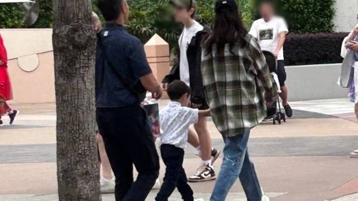 乐基儿和丈夫带娃逛乐园,有复合苗头吗?