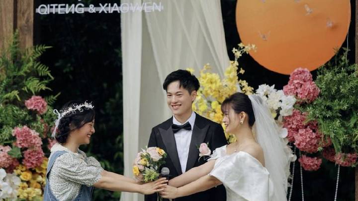 闺蜜婚礼上穿牛仔裙为新娘送花束,你会因此感动落泪吗?