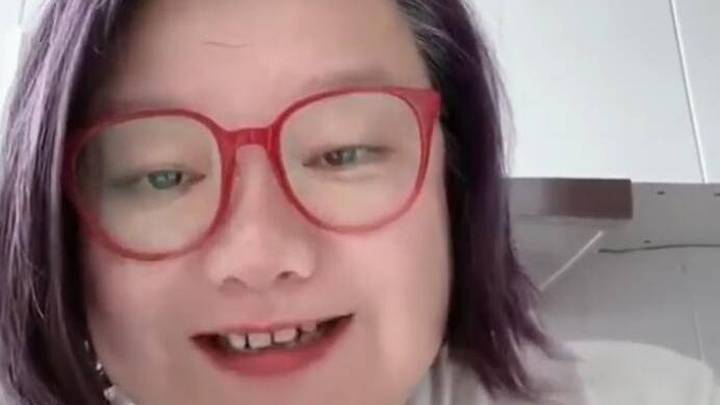洪晃发文称自己遭受网暴,你认为她是犯了饭圈错误吗?
