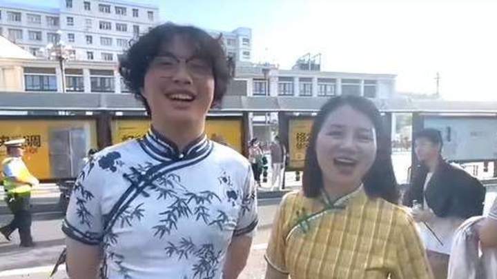 保送男生穿旗袍为高考同学加油,你怎么看?