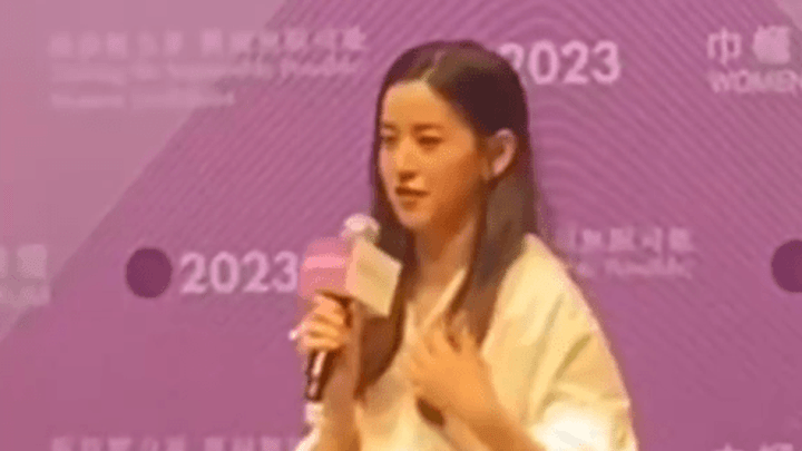 章泽天拒绝张艺谋演戏,你觉得这是不一样的人生选择吗?