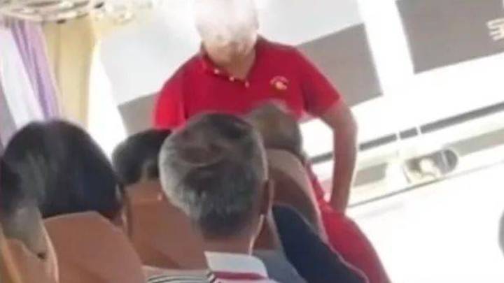 游客打呼噜被导游要求下车,你认为谁更有道理?