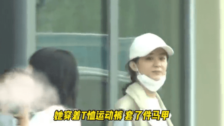 赵丽颖素颜与朋友聚会,是在学手语交流吗?