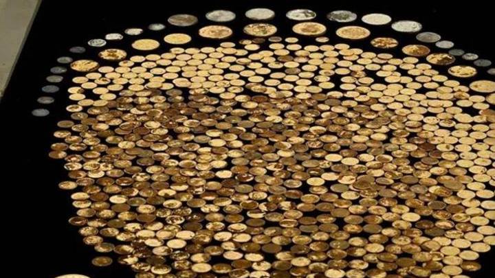 男子在自家挖出700枚200年前硬币,他的钱值数百万美元吗?