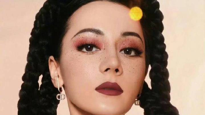 迪丽热巴最新杂志大片,雀斑妆粗麻花辫盘头,你觉得好看吗?