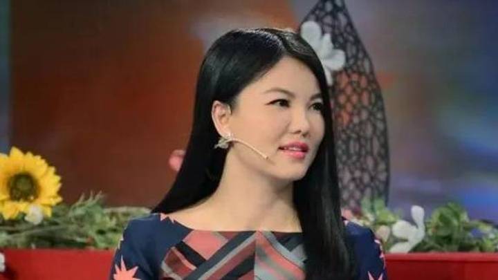 李湘宣布退休,名下房产70余套身价达5千亿,你看过她的作品吗?
