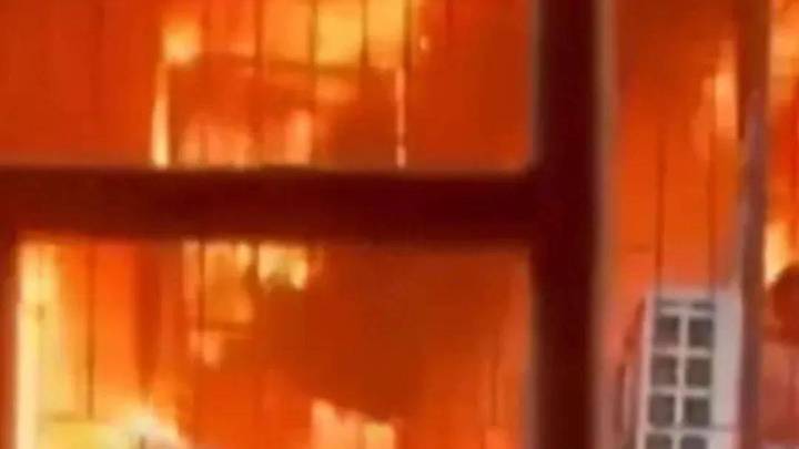 一住宅楼发生火灾两人身亡,原因你认为谁的责任更大?