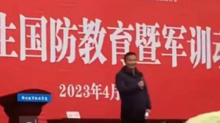 郑州一高校领导避雨发言同站风雨中,你怎么看?
