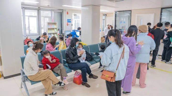 二阳、咽喉炎齐上热搜,会引发大量人群中招吗?