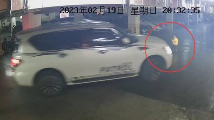 南宁一3岁男童在小区地下停车场被撞身亡,肇事司机应该承担主要责任吗?