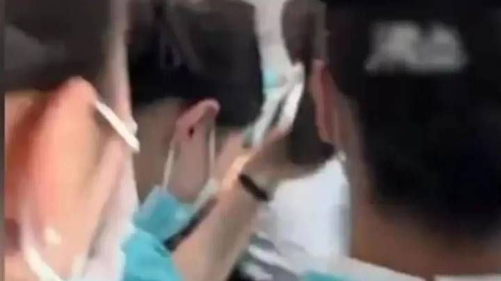 偷拍女厕的厦航飞行员被开除,他以后还能“飞”吗?