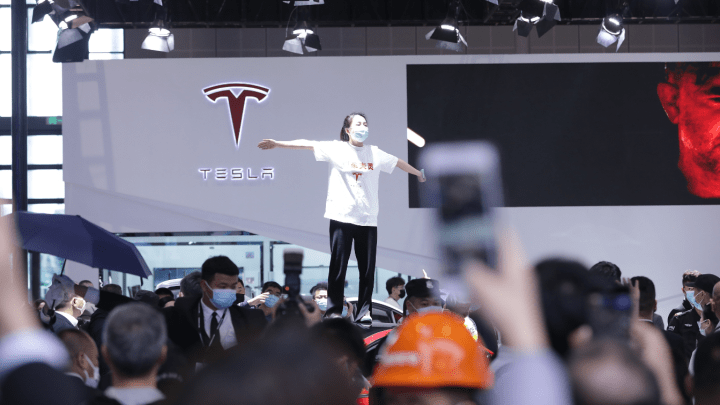 站特斯拉车顶高喊刹车失灵的维权女车主,被反诉索赔500万元,你怎么看?