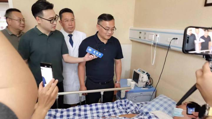 在杭州跳桥救人的外卖小哥,被查出胸椎压缩性骨折,你怎么看?