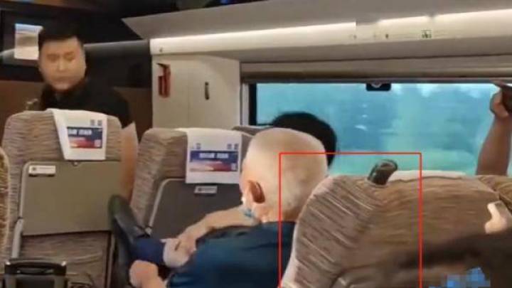 男子高铁调座椅被后排老人狂踹,你怎么看?