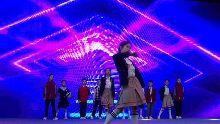 广东一学校校服费4000元引争议,学校有责任吗?
