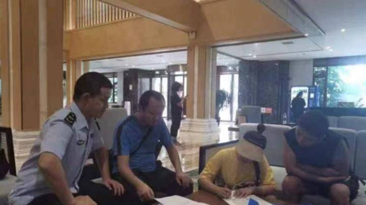 西双版纳一猛男餐厅雇佣多名男性演员嘴对嘴喂食消费者,是故意的吗?