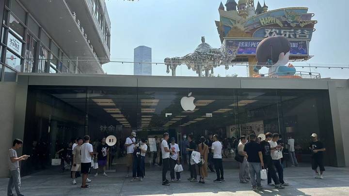 苹果手机15跌破官网价了,你还会买吗?