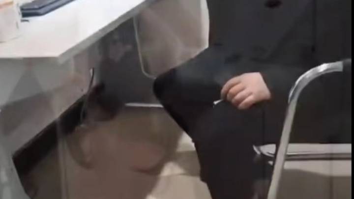 女子带孩子拍胸片发现是小孩在操作,当值医生应该被开除吗?