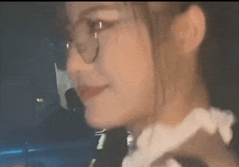 妹子鼻屎好吃吗搞笑妹子gif