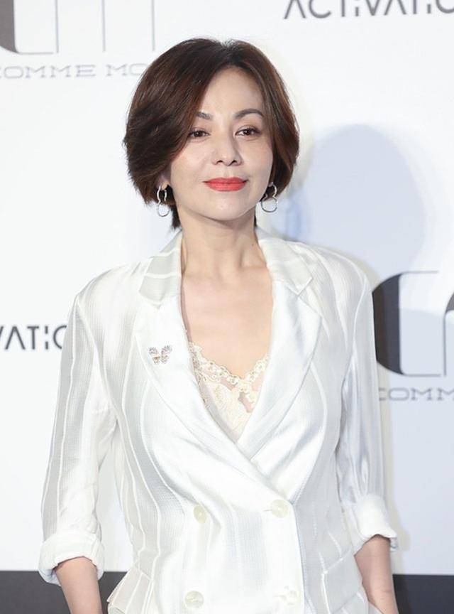 50岁王琳现身,穿白西装露出花边内搭,身材魅力比从前一点不输